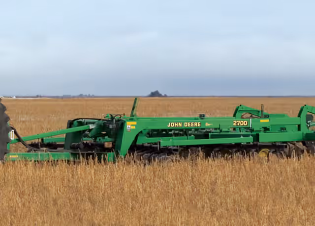 John Deere 2700 Mulch Ripper - Conservation Tillage Equipment