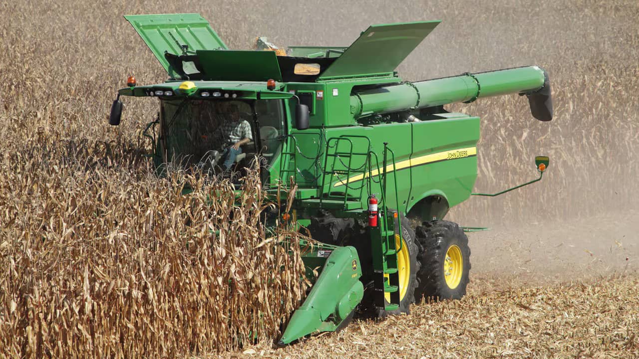 John Deere S760 Combine Harvester - Efficient Grain Processing